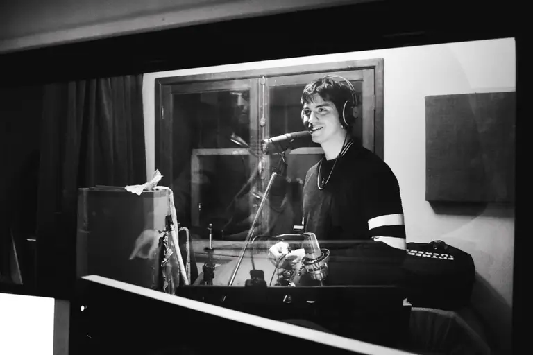 Javier Mudz, músico emergente de Maipú: “Desde la vereda que me enseñó el mundo escribo mis canciones”
