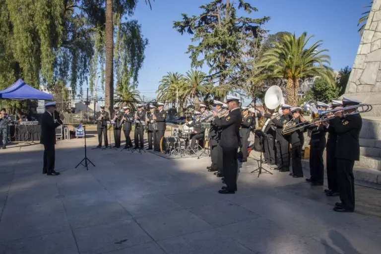 Maipú homenajeó las Glorias Navales con ofrenda floral y retreta en la Plaza de los Héroes