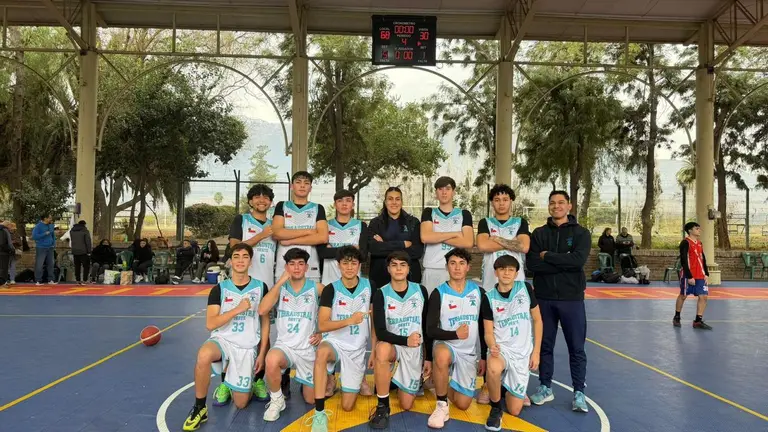 Equipos de vóley y básquetbol del Colegio Terraustral Oeste de Maipú disputan las semifinales de la Copa Soprole UC