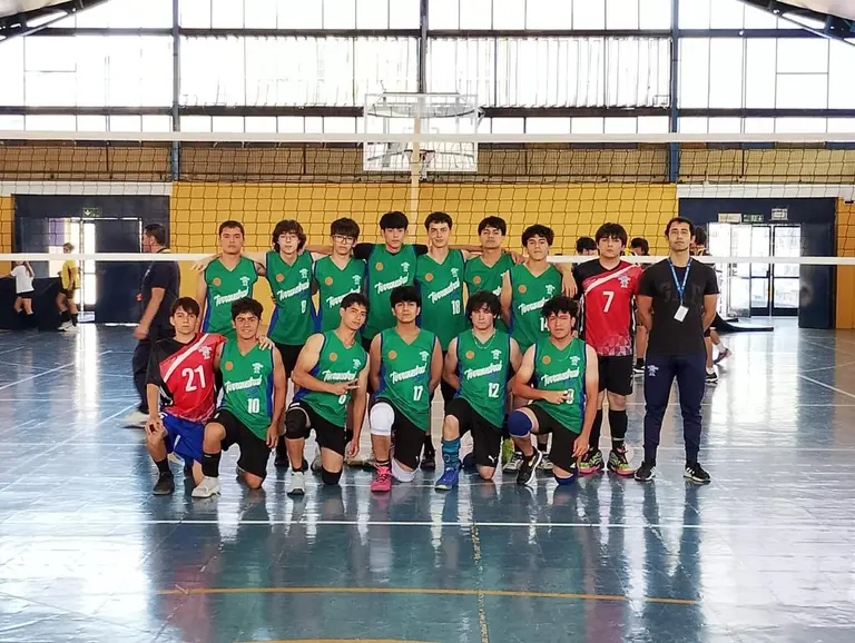 Equipos de vóley y básquetbol del Colegio Terraustral Oeste de Maipú disputan las semifinales de la Copa Soprole UC