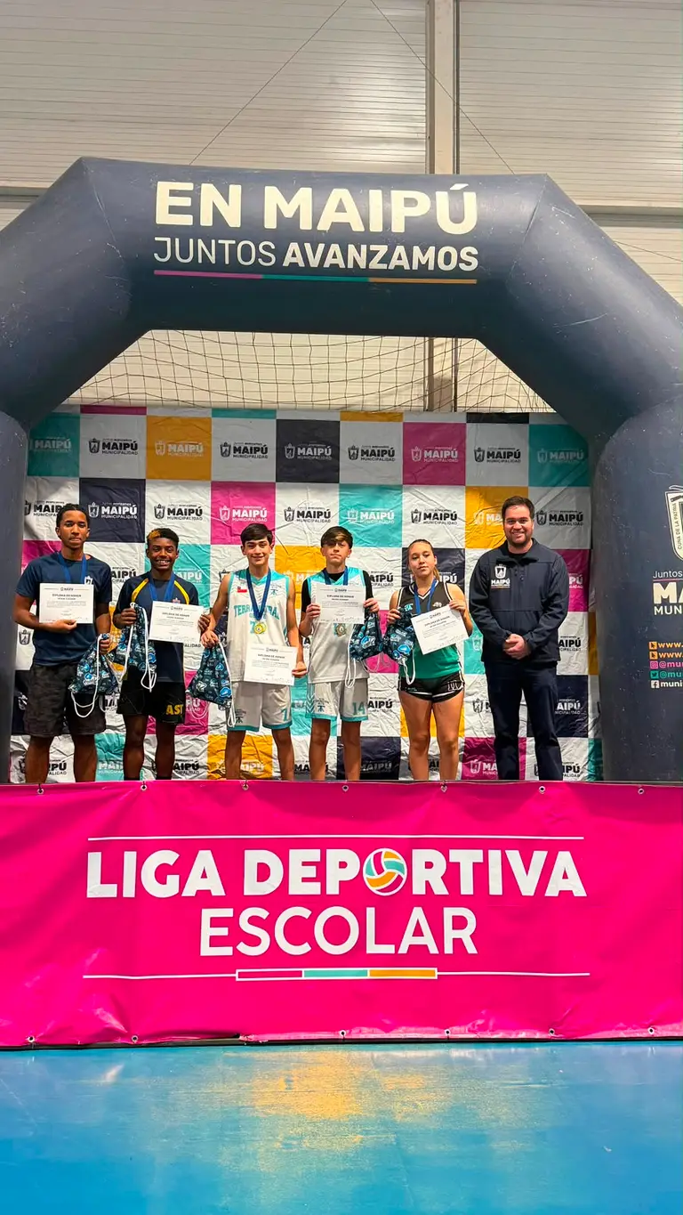 Equipos de vóley y básquetbol del Colegio Terraustral Oeste de Maipú disputan las semifinales de la Copa Soprole UC