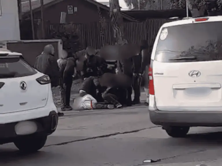 Motociclista protagoniza accidente en O’Higgins con República: calles se encuentran con restricción de pistas