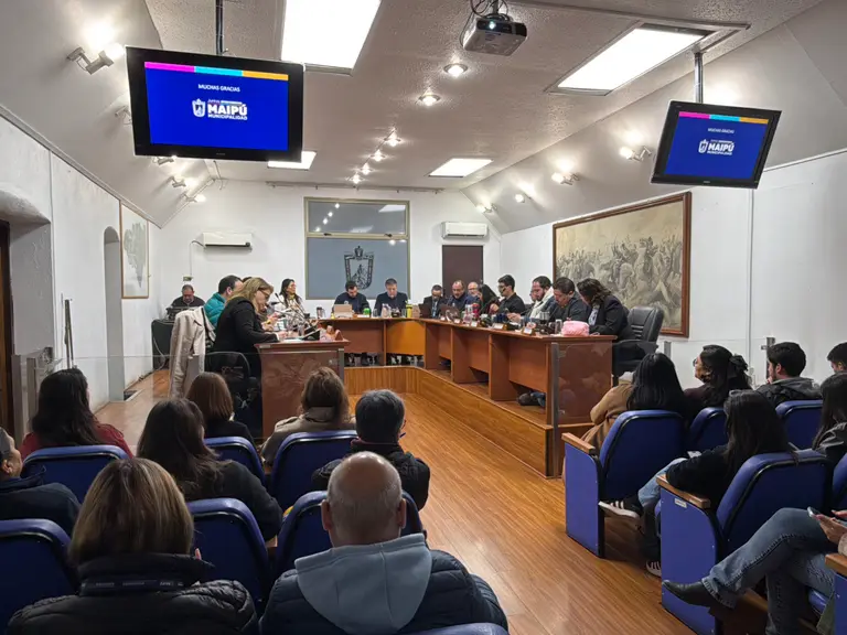 Concejo Municipal aprueba instalación de semáforos en tres transitadas esquinas de Maipú: inversión supera los $249 millones