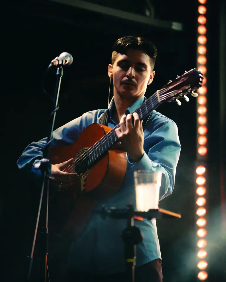 Adrián «Yayo» Muñoz, guitarrista maipucino que conquista los grandes escenarios: «Ahora puedo decir que pude colaborar con artistas a los que veía como fan»