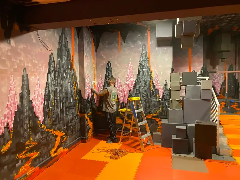Muralista maipucino pintó la escenografía de la maratón de Minecraft de IShowSpeed y Kai Cenat
