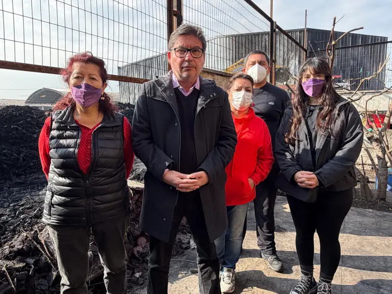 Diputado Barraza oficia a cuatro organismos por incendio en planta de neumáticos de Cerrillos