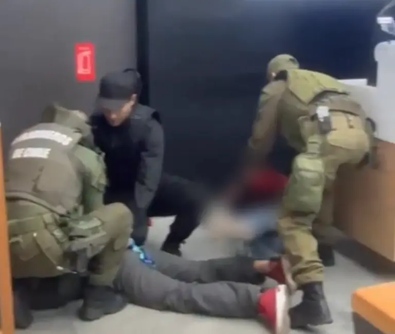 Detienen a tres menores que protagonizaron violento robo en tienda del Mall Arauco Maipú
