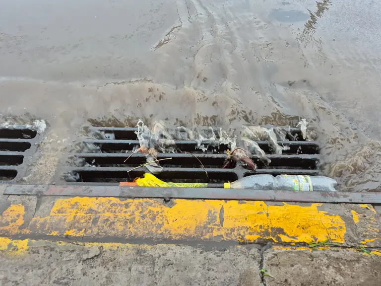 «Esto no es agua, es caca»: el relato de la Villa Versalles IV tras el colapso de sumideros y la inundación con aguas servidas durante sistema frontal