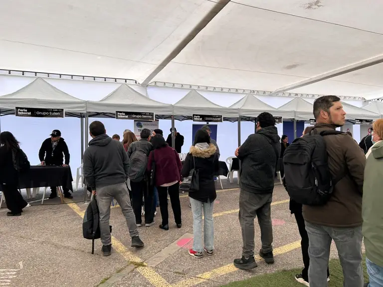 Hasta las 14:00 horas: Feria Laboral continúa recibiendo a cientos de personas en búsqueda de trabajo