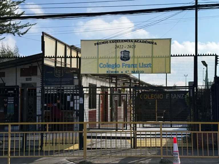 260 estudiantes de Maipú podrían quedar sin colegio: Crisis económica amenaza con cerrar la Escuela Franz Liszt