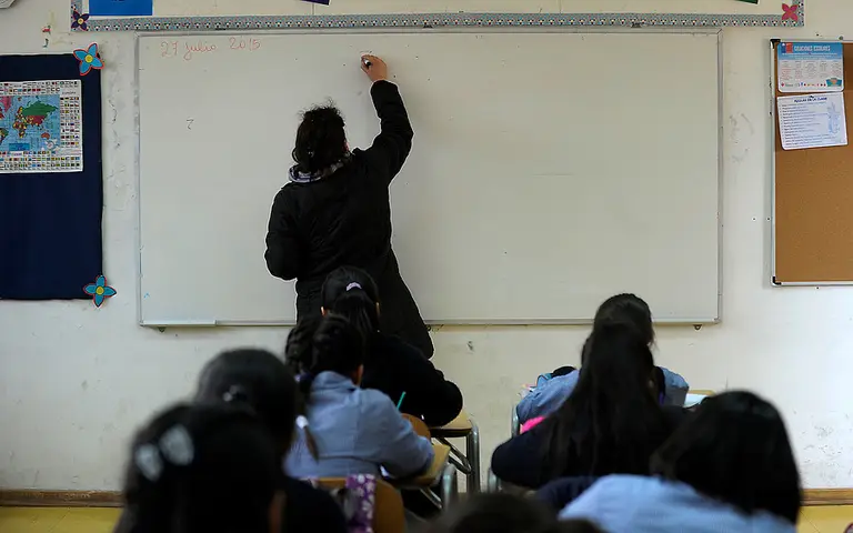 Presupuesto 2027 ajusta techos horarios en educación pública: SLEP Santa Corina deberá recortar 4.806 horas docentes en Maipú, Cerrillos y Estación Central