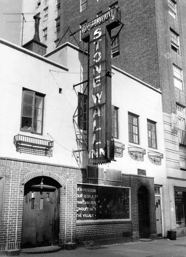 En la ventana se lee "Nosotros los homosexuales rogamos a nuestra gente que por favor colaboren a mantener una conducta tranquila y pacífica en las calles del Village". Bar Stonewall, 1969. Fuente: New York Times