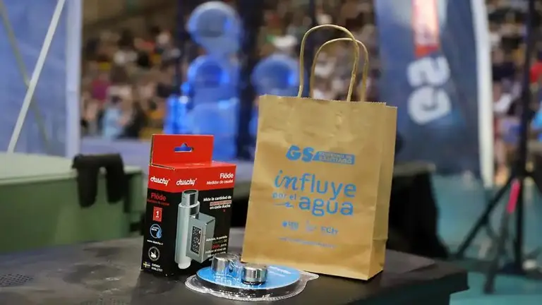 Productos y bolsa promocionales en evento deportivo.