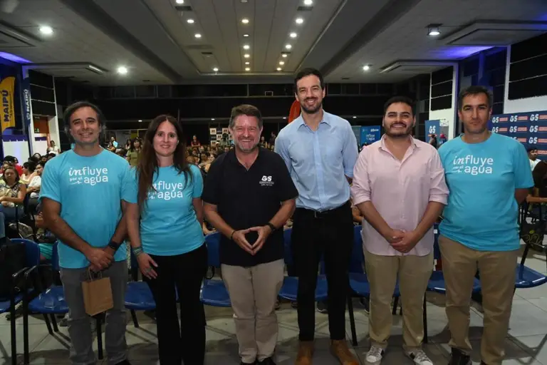 Grupo de personas en evento "influye por el agua".