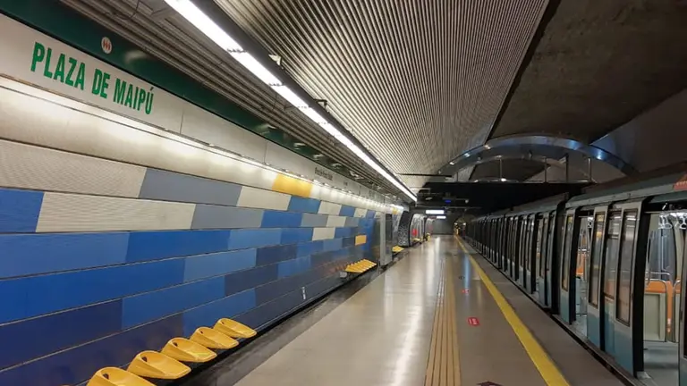Estación metro "Plaza de Maipú" vacía con tren detenido.