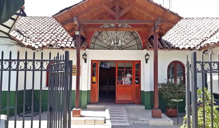 Entrada principal de casa tradicional con tejado.