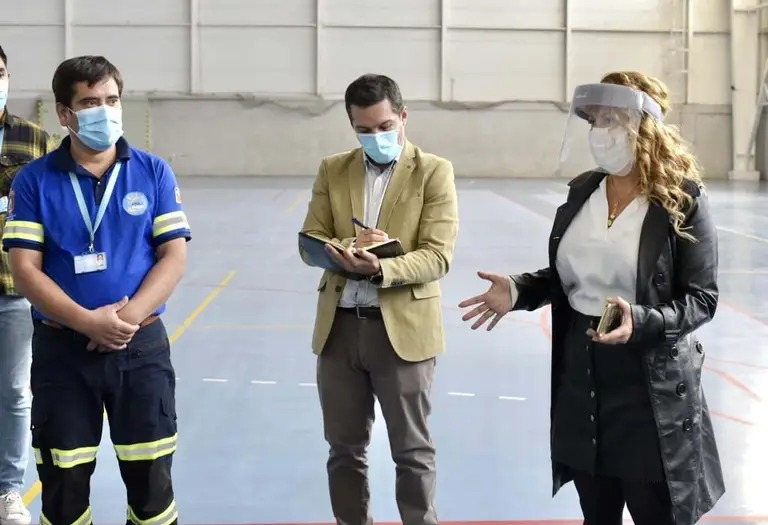 Alcaldesa Cathy Barriga, durante el anuncio de la habilitación de 80 camas clínicas de cuidado intermedio en el Polideportivo Martín Vargas Fuentes (Fotografía Municipalidad de Maipú)