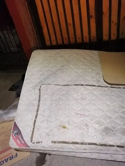 Así durmió una persona que no alcanzó cupo en el albergue municipal