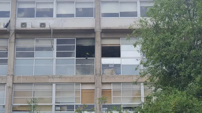Bomberos en oficina incendiada en Edificio Consistorial de Maipú