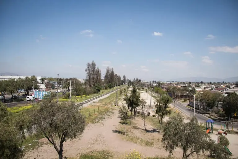 La línea divisoria entre el cordón industrial de Camino Melipilla y las casas. Un canal y una línea del tren separa a las empresas de la población. (Imagen: Caterina Muñoz Ramírez para Das Lamm)