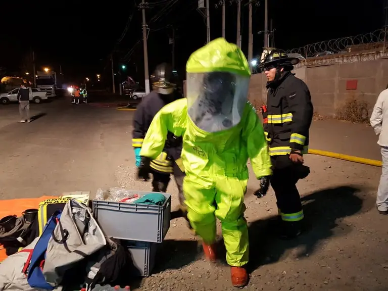 Bomberos actuando ante una emergencia tóxica.