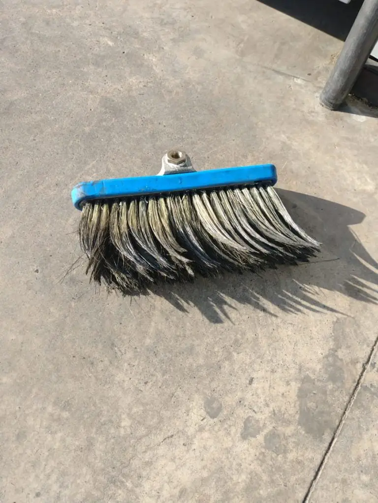 Escobilla que habría ensuciado los vehículos.
