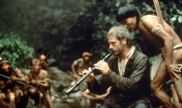 Imagen de la película, La Misión, con Jeremy Irons interpretando el clásico El Oboe de Gabriel