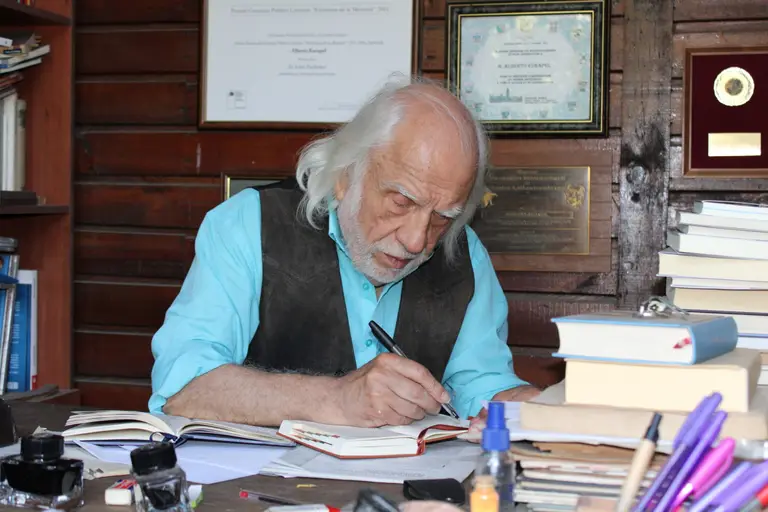 Alberto Kurapel en su estudio en Maipú