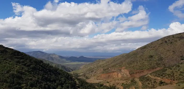 Basural en Camino El Trebal, a metros del Relleno Sanitario Santiago Poniente administrado por Veolia.