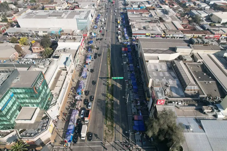 Los toldos azules estaban por toda la Plaza Maipú