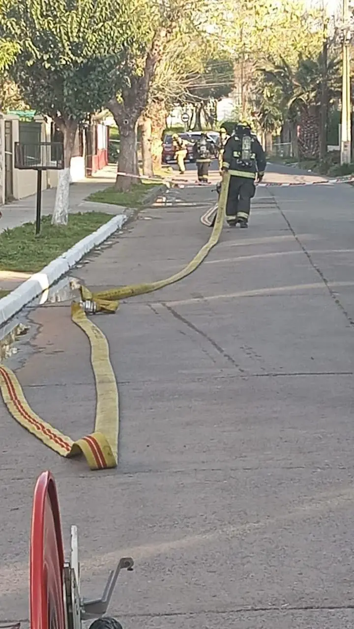 Bomberos en la Población INSA en Maipú