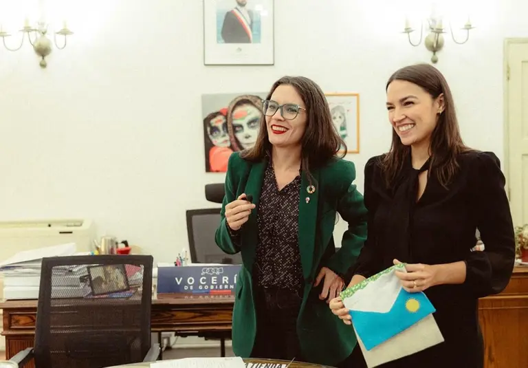 Alexandria Ocasio-Cortez con Camila Vallejo