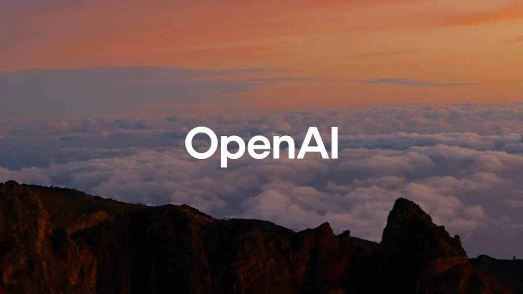 Logo de OpenAI sobre un paisaje de montañas y nubes al atardecer
