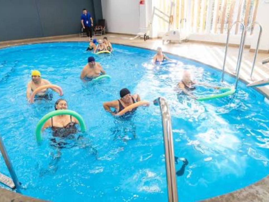 Continúa molestia por piscina para personas mayores en Maipú: concejo aprueba mantención, pero recinto sigue sin funcionar por fallas técnicas