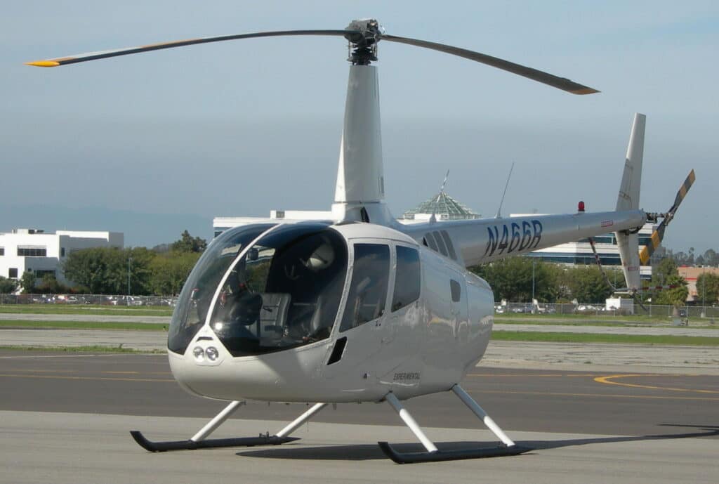Helicóptero blanco en pista de aterrizaje.