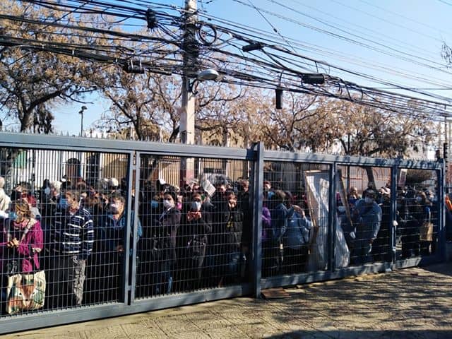 Se reportan aglomeraciones en oficina del Registro Civil de Maipú tras nuevo cambio en trámites de Comisaría Virtual