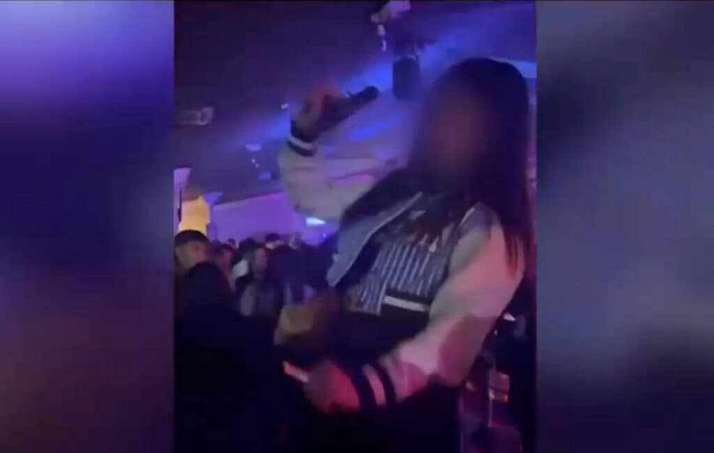 [Video] Captan a joven bailando «pistola en mano» en Espacio Don Oscar