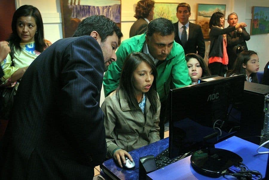 Niños genios de la computación aprenden a programar con animaciones y juegos multimedia