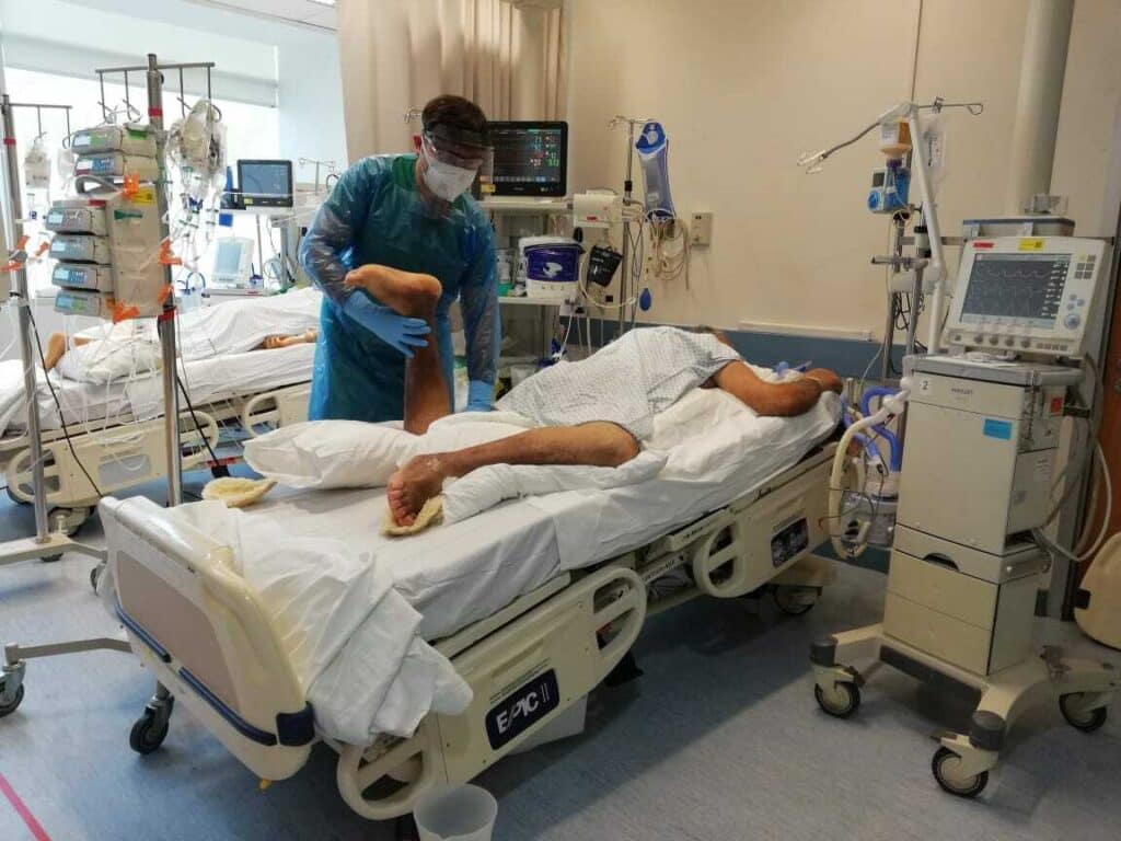 Coronavirus en Chile: Primera vez en 100 días que pacientes conectados a ventilador mecánico baja de los 2 mil