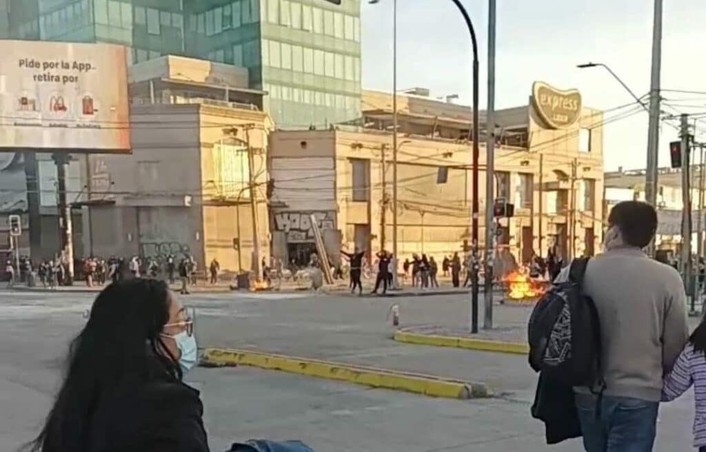 Nuevamente barricadas en Plaza de Maipú: revisa en qué va la movilización de los comerciantes
