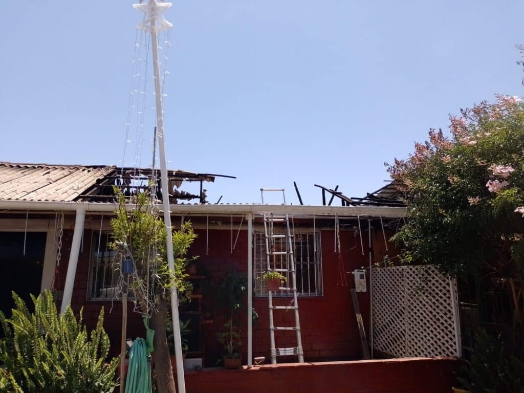 Incendio afectó casas de adultos mayores en Maipú: familias y vecinos organizan completadas y bingos a beneficio