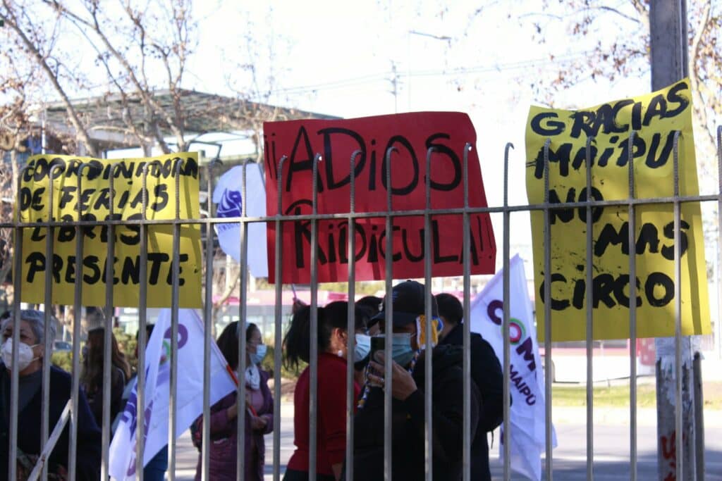 Comerciantes ambulantes de Plaza de Maipú acusan no poder recibir bonos del Gobierno