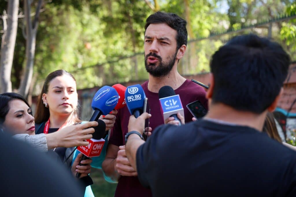 Tomás Vodanovic votando en Maipú
