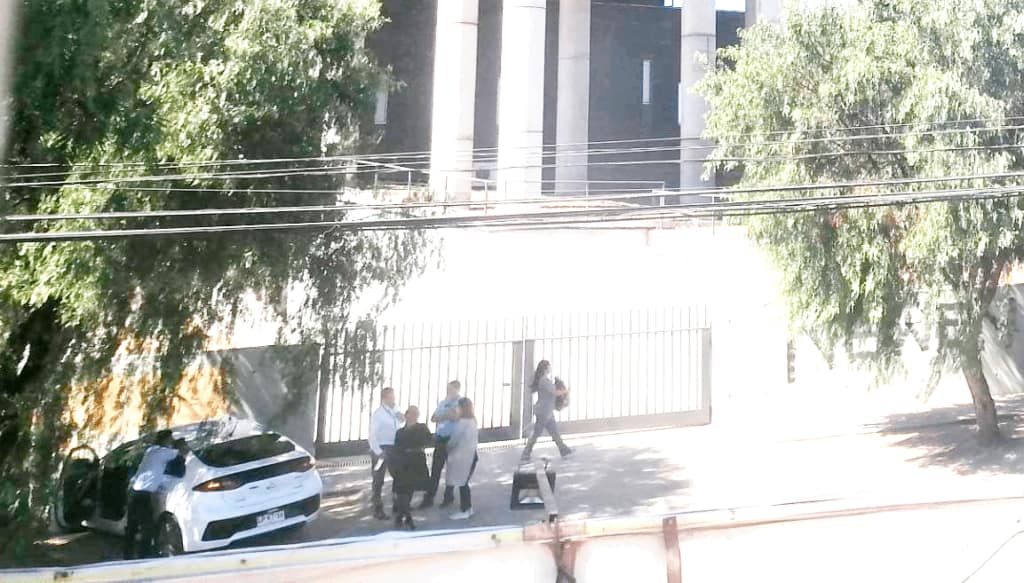 Toda su familia está en cuarentena: Alcaldesa Barriga retira el cuerpo de la vecina fallecida por Covid-19 desde morgue del Hospital El Carmen