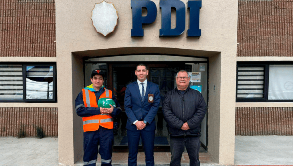 Tres hombres frente a edificio con logo PDI.