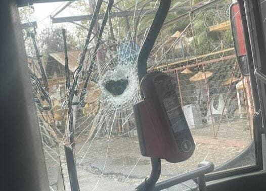 apedreando vehículos
