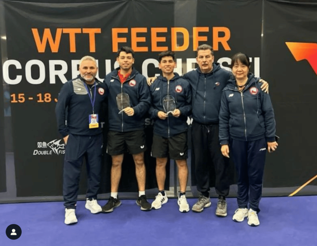 Equipo de tenis de mesa en evento deportivo.