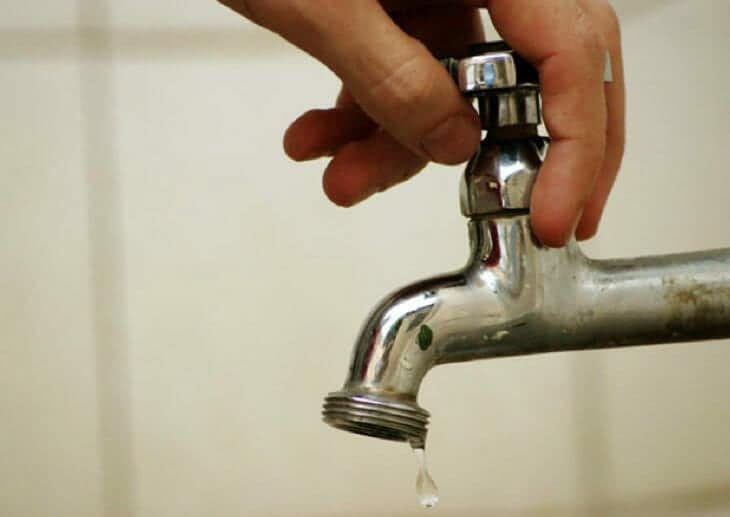baja presión agua corte de suministro