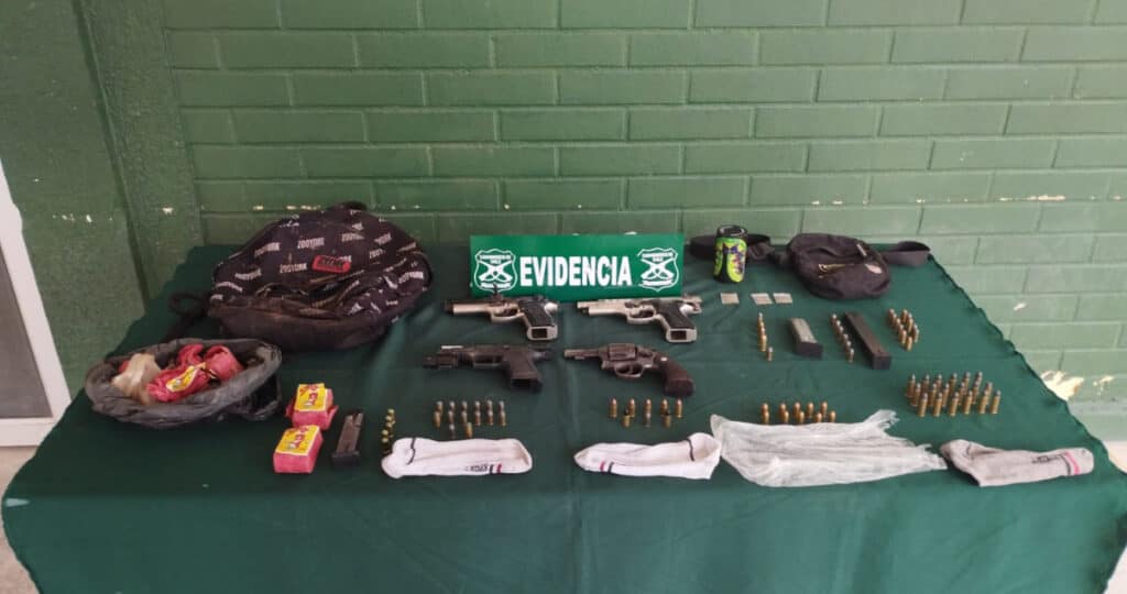 Sujeto huyó al notar la presencia de Carabineros en Maipú: fue detenido y encontraron 4 armas de fuego en su mochila