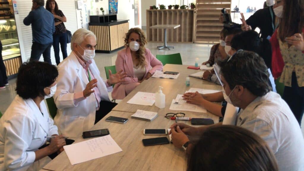 Director Hospital El Carmen se reúne con alcaldesa de Maipú para abordar vacunación contra la influenza y contingencia COVID-19